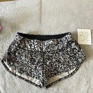 Lululemon speed up shorts black & white sz 4 inseam 2.5 liner intact